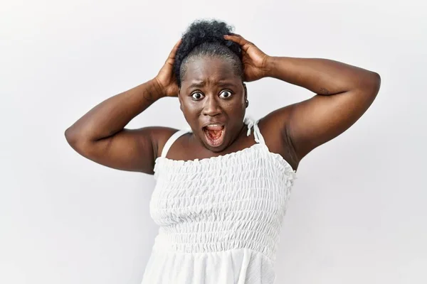 Jeune Femme Africaine Debout Sur Fond Blanc Isolé Fou Effrayé — Photo