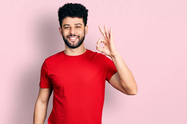 Jonge Arabische Man Met Baard Draagt Casual Rood Shirt Lachend — Stockfoto