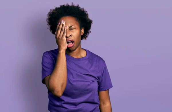 Africano Mulher Americana Com Cabelo Afro Vestindo Casual Camisa Roxa — Fotografia de Stock