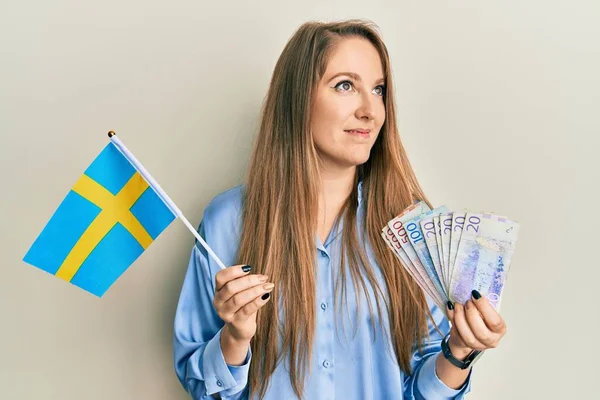 Jonge Blonde Vrouw Met Zweedse Vlag Krone Bankbiljetten Glimlachend Naar — Stockfoto