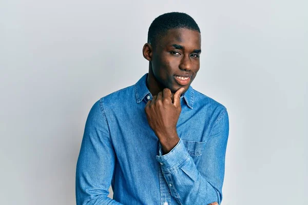Ein Junger Afrikanisch Amerikanischer Mann Lässiger Kleidung Lächelt Selbstbewusst Die — Stockfoto