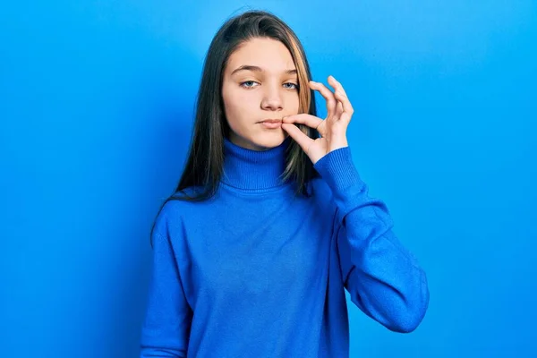 Menina Morena Jovem Vestindo Gola Alta Boca Suéter Lábios Fechados — Fotografia de Stock