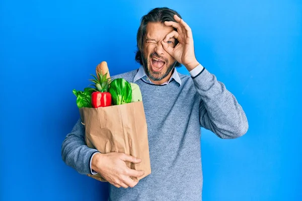 Mittelalter Schöner Mann Hält Papiertüte Mit Lebensmitteln Lächelnd Glücklich Dabei — Stockfoto