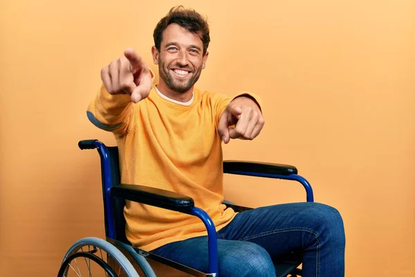 Tekerlekli Sandalyede Oturan Sakallı Yakışıklı Adam Seni Kamerayı Işaret Ediyor — Stok fotoğraf