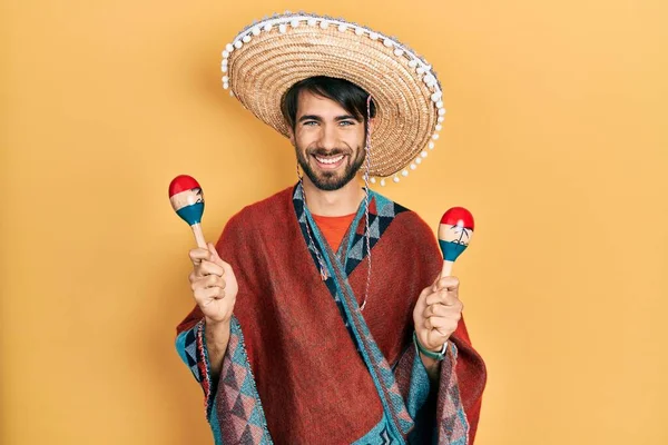 Jovem Hispânico Usando Chapéu Mexicano Segurando Maracas Sorrindo Com Sorriso — Fotografia de Stock