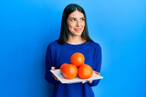 Junge Hispanische Frau Hält Teller Mit Frischen Orangen Der Hand — Stockfoto