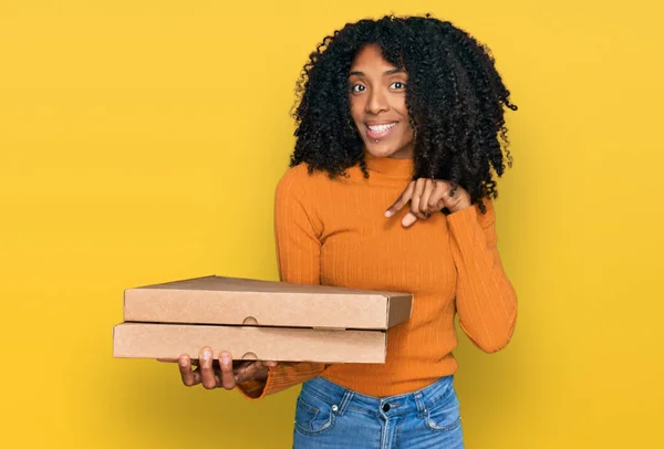 Young African American Girl Holding Delivery Pizza Box Smiling Happy — ストック写真