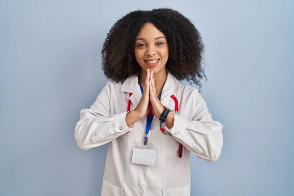 Jeune Femme Afro Américaine Portant Uniforme Médecin Stéthoscope Priant Avec — Photo
