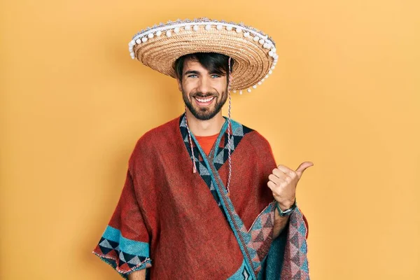 Jovem Hispânico Segurando Chapéu Mexicano Sorrindo Com Rosto Feliz Olhando — Fotografia de Stock