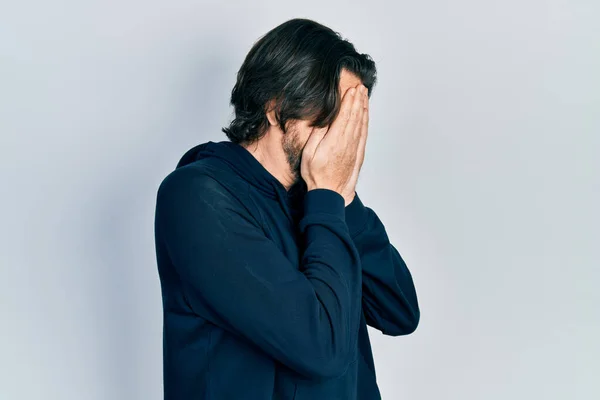 泣きながら手で顔を覆う悲しい表情のカジュアルなスウェットシャツを着た中年の白人男性 うつ病の概念 — ストック写真
