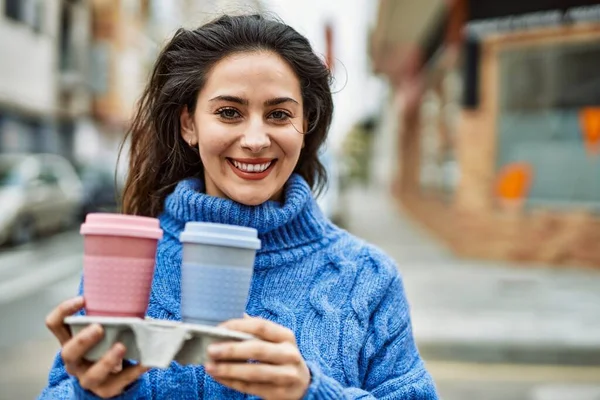 Joven Mujer Hispana Sonriendo Feliz Sosteniendo Café Ciudad — Foto de Stock