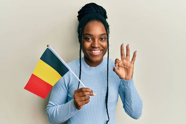 Donna Afroamericana Con Capelli Intrecciati Tenendo Bandiera Belgio Facendo Segno — Foto Stock