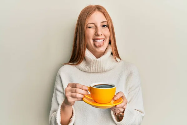 Joven Irlandesa Bebiendo Una Taza Café Sacando Lengua Feliz Con — Foto de Stock