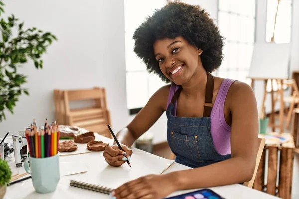 Junge Afroamerikanerin Lächelt Selbstbewusst Zeichnung Sitzt Auf Tisch Kunststudio — Stockfoto