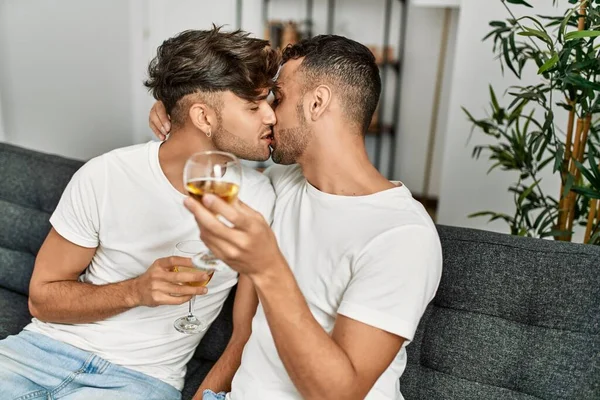 Deux Hommes Hispaniques Couple Embrasser Griller Avec Verre Vin Maison — Photo
