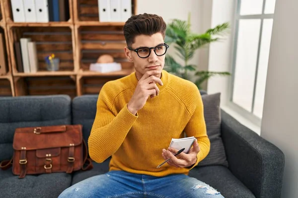 Jonge Spaanse Man Psycholoog Schrijft Notitieboekje Bij Psychologie Centrum — Stockfoto