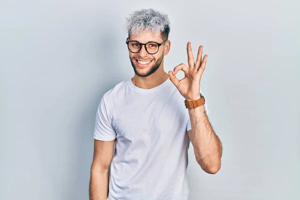 Mladý Hispánec Moderními Barvenými Vlasy Bílém Tričku Brýlích Pozitivním Úsměvem — Stock fotografie