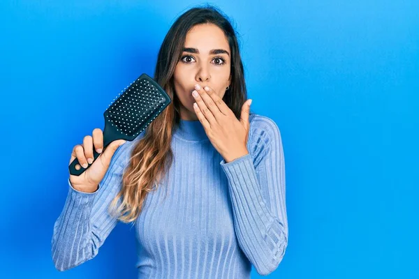 Menina Hispânica Jovem Segurando Escova Cabelo Cobrindo Boca Com Mão — Fotografia de Stock