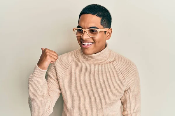 Jovem Homem Hispânico Bonito Vestindo Camisola Gola Alta Pescoço Óculos — Fotografia de Stock