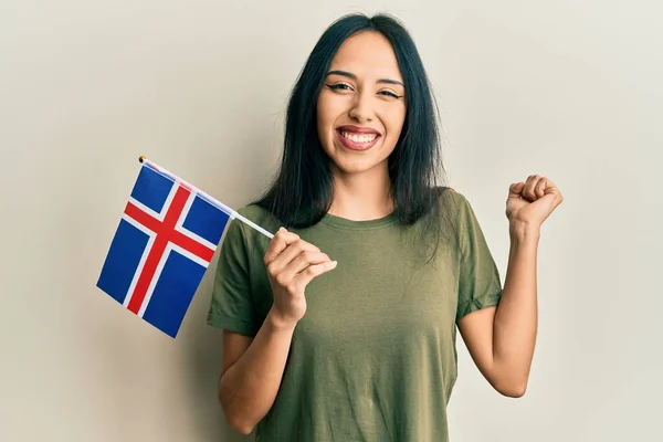 Mladá Hispánská Dívka Držící Vlajku Islandu Křičící Hrdě Oslavující Vítězství — Stock fotografie