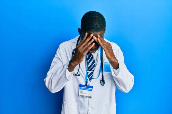 Mladý Africký Američan Nosí Lékařskou Uniformu Rukou Hlavě Kvůli Bolesti — Stock fotografie