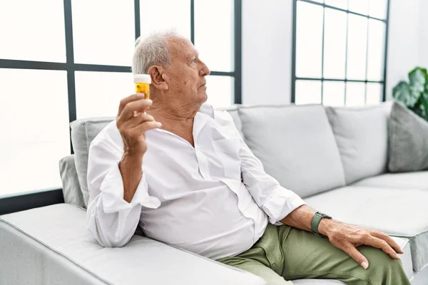 Uomo Anziano Possesso Pillole Cercando Lato Posa Profilo Relax Con — Foto Stock