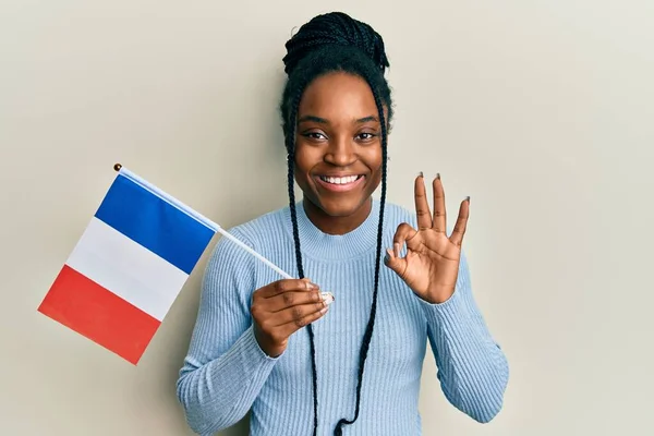 Mujer Afroamericana Con Pelo Trenzado Sosteniendo Bandera Francia Haciendo Señal — Foto de Stock
