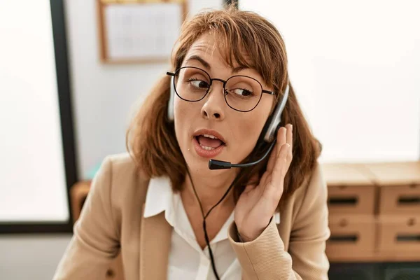 Jonge Blanke Call Center Agent Vrouw Glimlachend Gelukkig Werken Kantoor — Stockfoto