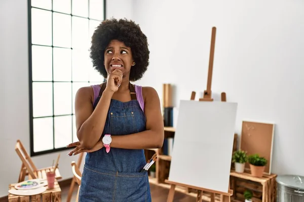 在艺术工作室里 年轻的非洲裔美国女人 满头黑发 满嘴愁容 为一个问题忧心忡忡 — 图库照片