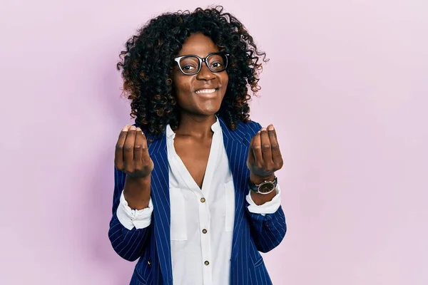 Молода Афроамериканська Жінка Одягнена Діловий Одяг Окуляри Роблять Жест Рук — стокове фото