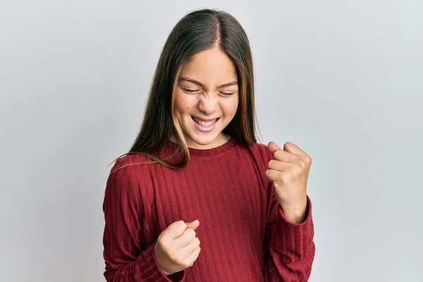 Schöne Brünette Kleine Mädchen Lässigem Pullover Feiert Überrascht Und Erstaunt — Stockfoto