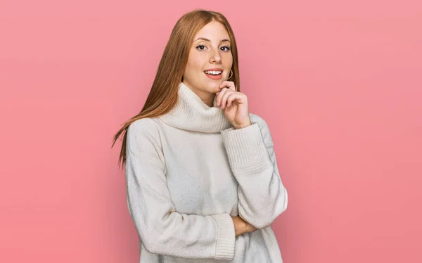 Νεαρή Ιρλανδή Γυναίκα Φορώντας Casual Πουλόβερ Χειμώνα Αναζητούν Αυτοπεποίθηση Στην — Φωτογραφία Αρχείου