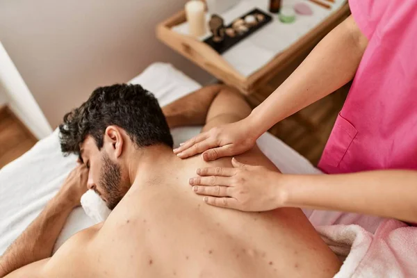 Mann Entspannt Bei Rückenmassage Schönheitszentrum — Stockfoto