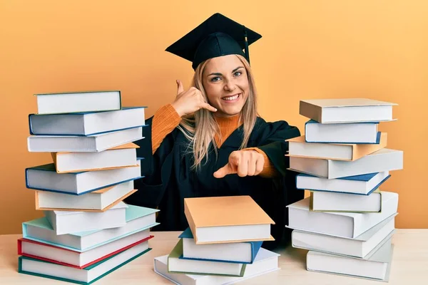 Jeune Femme Caucasienne Vêtue Une Robe Cérémonie Remise Des Diplômes — Photo