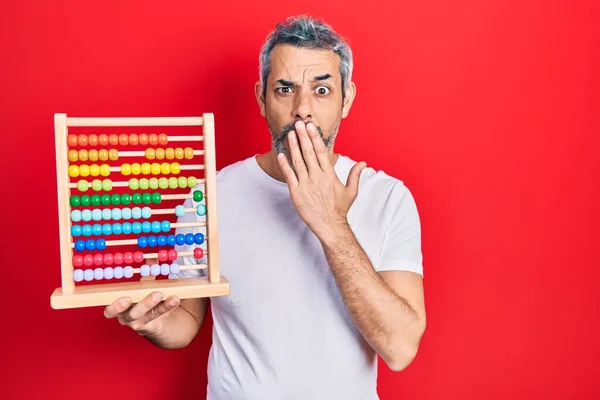 Bonito Homem Meia Idade Com Cabelos Grisalhos Segurando Abacus Tradicional — Fotografia de Stock