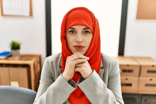 Młoda Kobieta Arabskim Szaliku Patrząca Kamerę Biurze — Zdjęcie stockowe