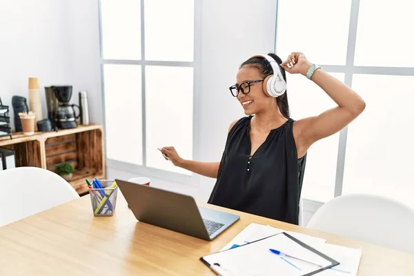 Mujer Latina Joven Escuchando Música Trabajando Oficina — Foto de Stock
