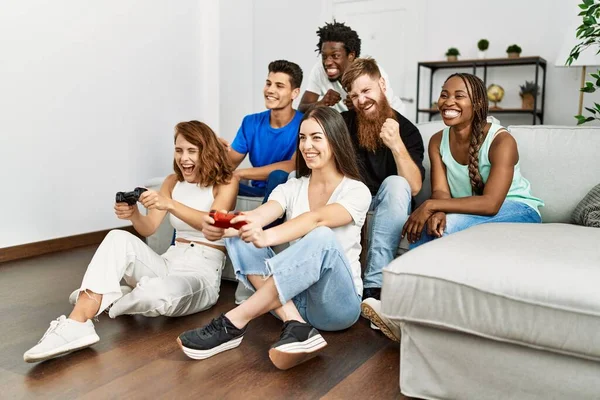 Gruppe Junger Freunde Lächelt Glücklich Beim Videospiel Hause — Stockfoto