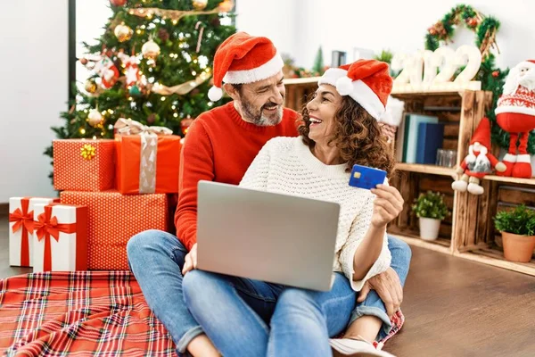 Hispánský Pár Středního Věku Vánočním Kloboukem Sedí Podlaze Notebookem Kreditní — Stock fotografie