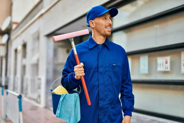 Jovem Homem Lavador Vidro Caucasiano Sorrindo Feliz Cidade — Fotografia de Stock