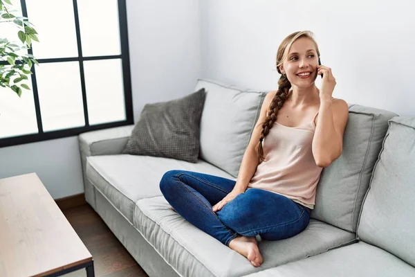 Joven Mujer Caucásica Hablando Teléfono Inteligente Sentado Sofá Casa —  Fotos de Stock