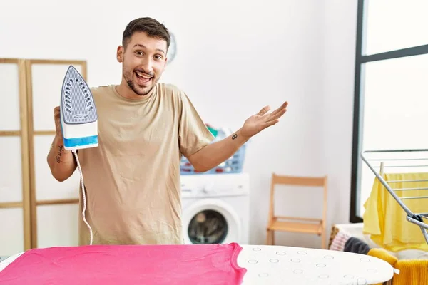 Genç Yakışıklı Adam Evde Kıyafetlerini Ütülüyor Başarıyı Mutlu Bir Gülümsemeyle — Stok fotoğraf