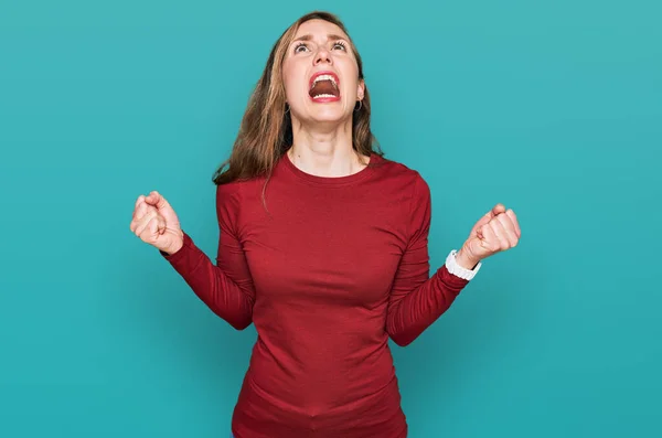 Young Blonde Woman Wearing Casual Clothes Crazy Mad Shouting Yelling — Stock Photo, Image