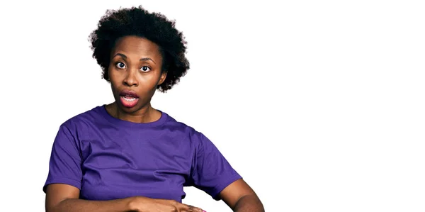 Mujer Afroamericana Con Pelo Afro Vistiendo Camiseta Púrpura Casual Con —  Fotos de Stock