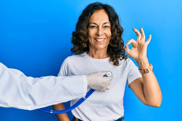 Medioevo Donna Ispanica Essere Auscultato Dal Medico Facendo Segno Con — Foto Stock