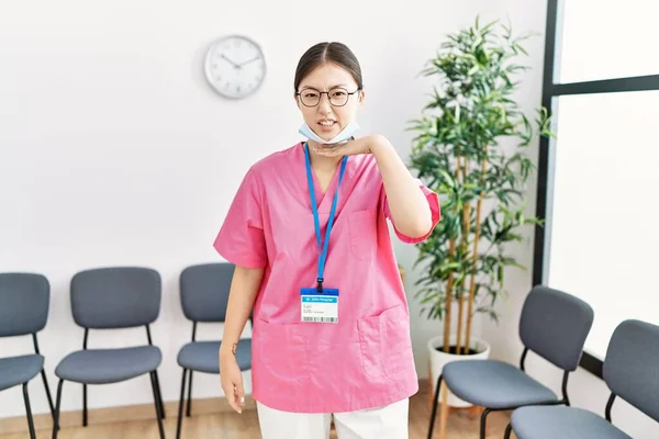 Jovem Enfermeira Asiática Mulher Sala Espera Médica Cortando Garganta Com — Fotografia de Stock