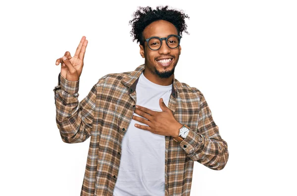 Jovem Afro Americano Com Barba Vestindo Roupas Casuais Óculos Sorrindo — Fotografia de Stock