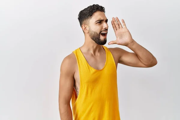 Joven Hombre Guapo Con Barba Pie Sobre Fondo Aislado Gritando — Foto de Stock