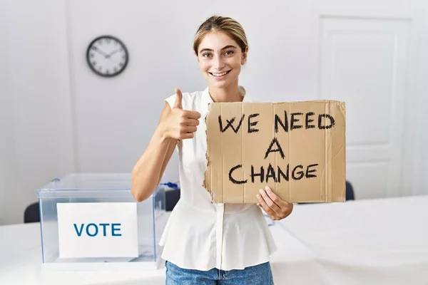 Jovem Loira Eleição Política Segurando Precisamos Banner Mudança Sorrindo Feliz — Fotografia de Stock