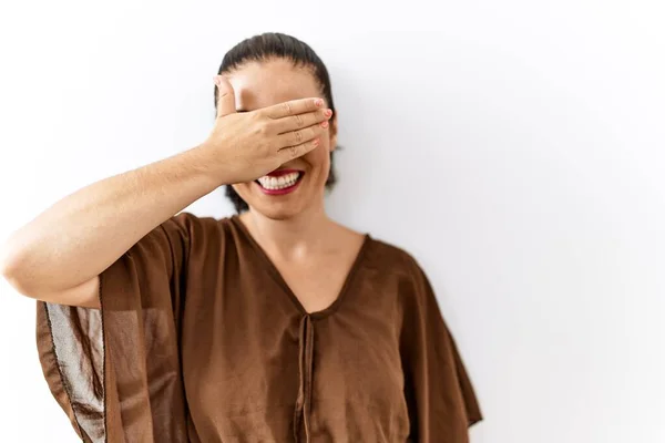 Jovem Morena Sobre Fundo Isolado Sorrindo Rindo Com Mão Rosto — Fotografia de Stock